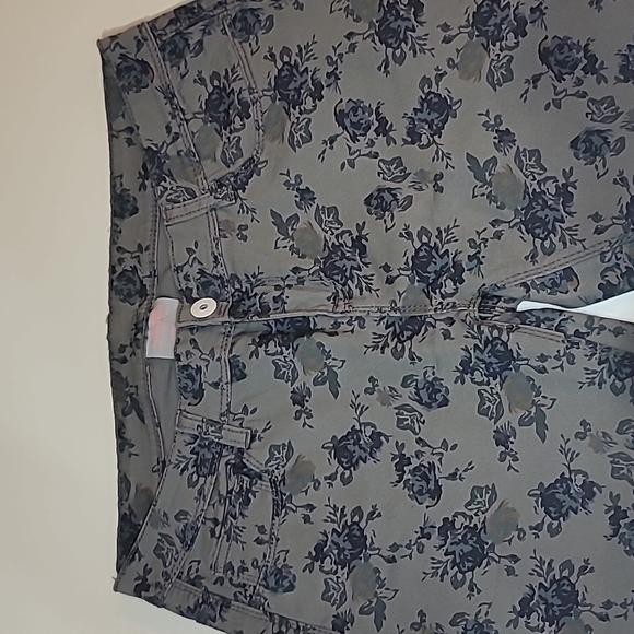 FREE with Purchase BUBBLEGUM Floral Print Skinny Jeans - Picture 3 of 7